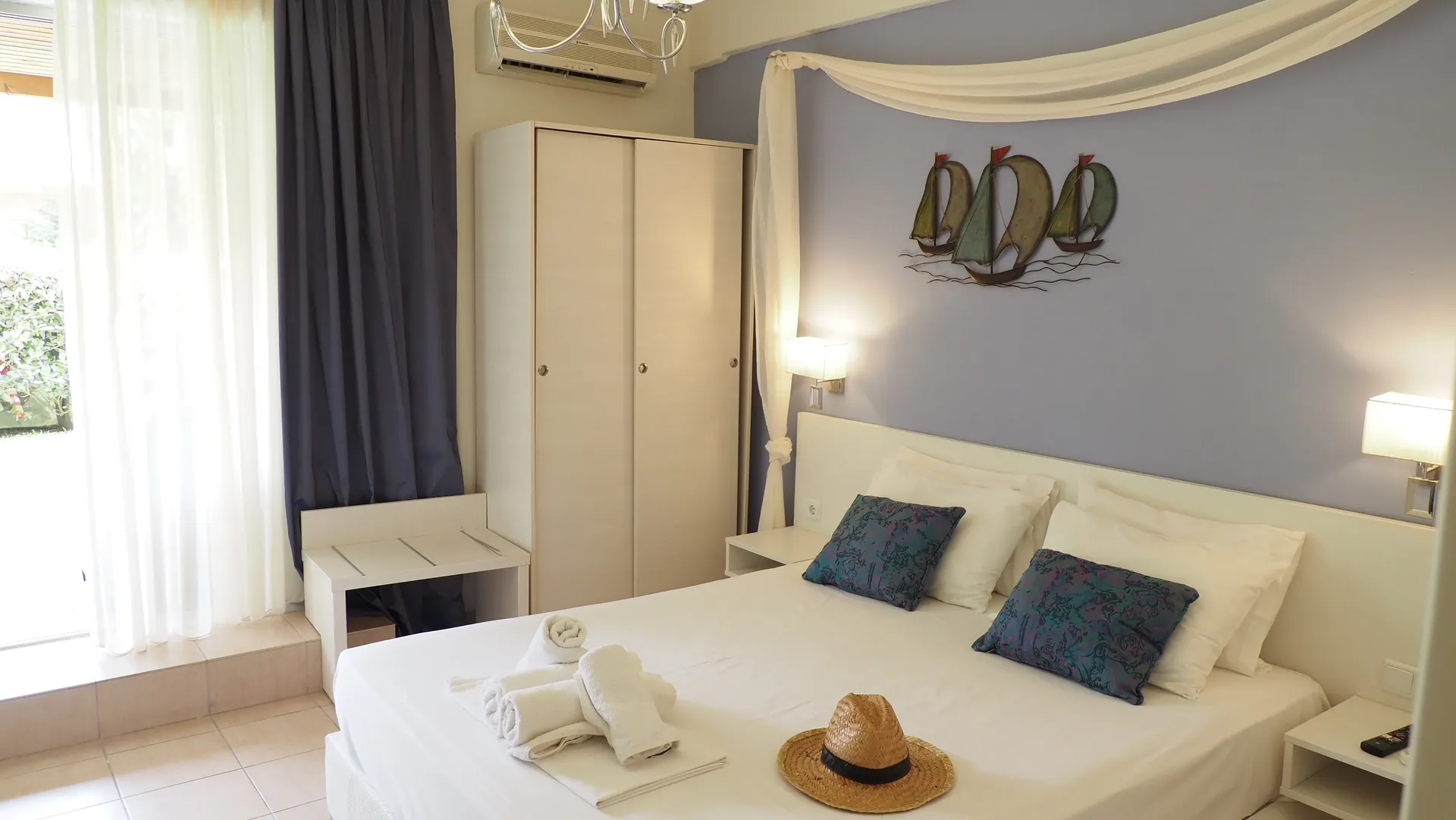 Tiara Holidays - Leonidas Apartments & Suites - Superior Two Bedroom Apartment Garden Front - bedroom 1